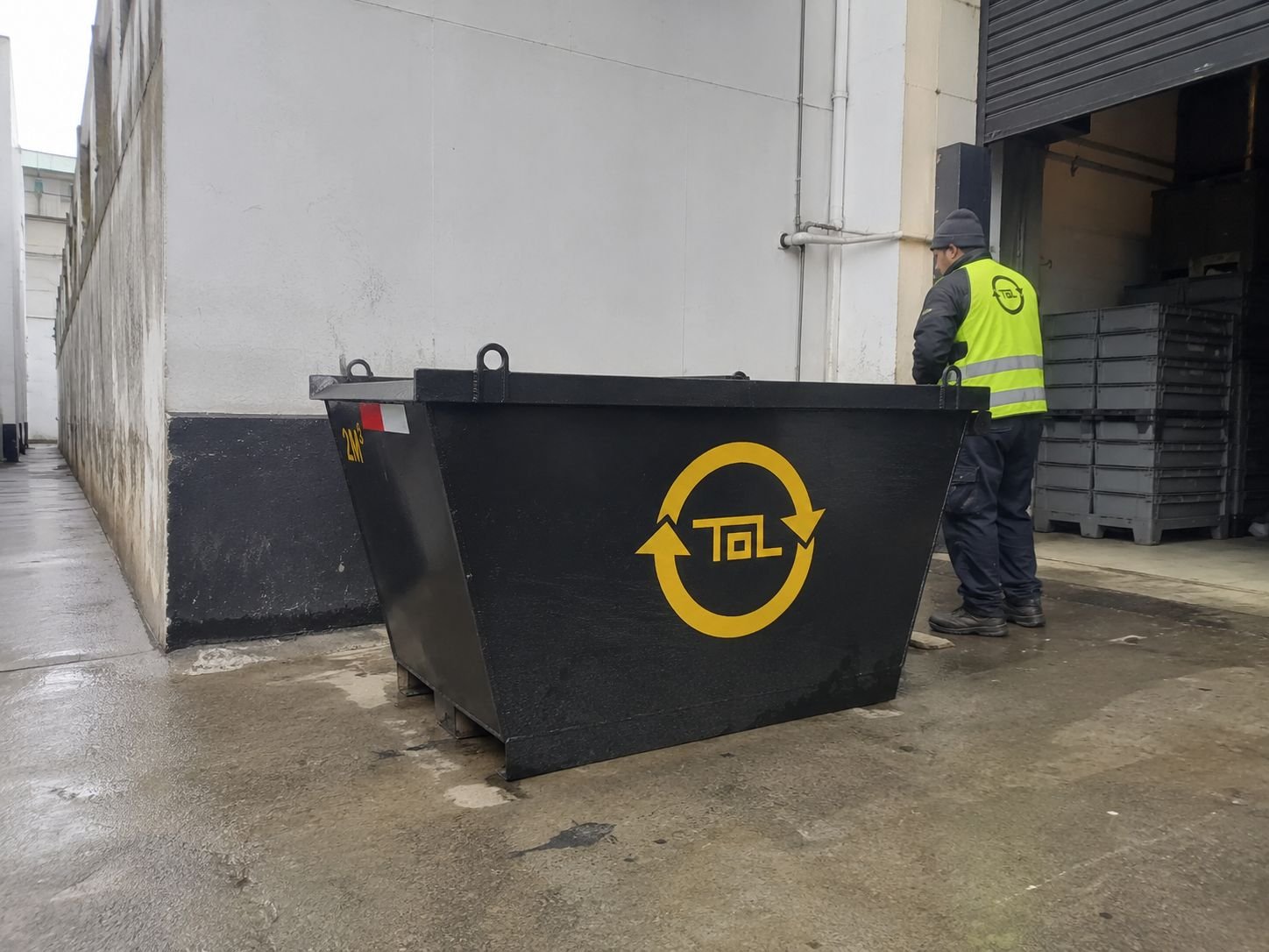 Contenedor TOL de 2 m³ con logo en patio industrial